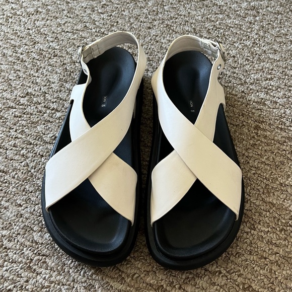 Pull&Bear crossover sandals in white - Picture 3 of 5